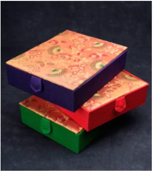Vaanam – Premium Raw Silk with Banarasi Jewelry Organizer Box | Elegant Traditional Gift Case Vaanam – Premium Raw Silk with Banarasi Jewelry Organizer Box | Elegant Traditional Gift Case